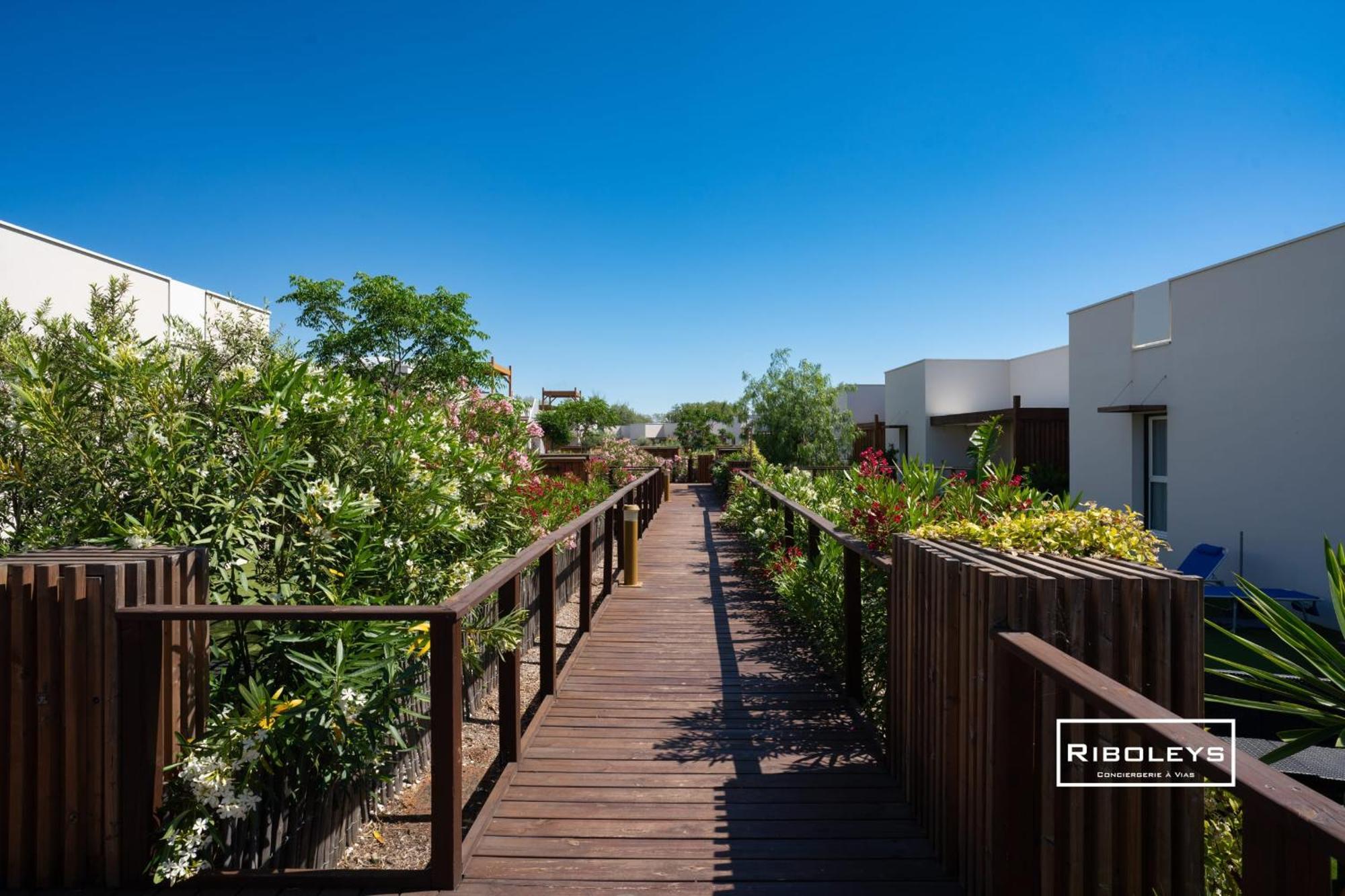 Villa T3 Climatisee En Residence Avec Piscine Vias Ngoại thất bức ảnh
